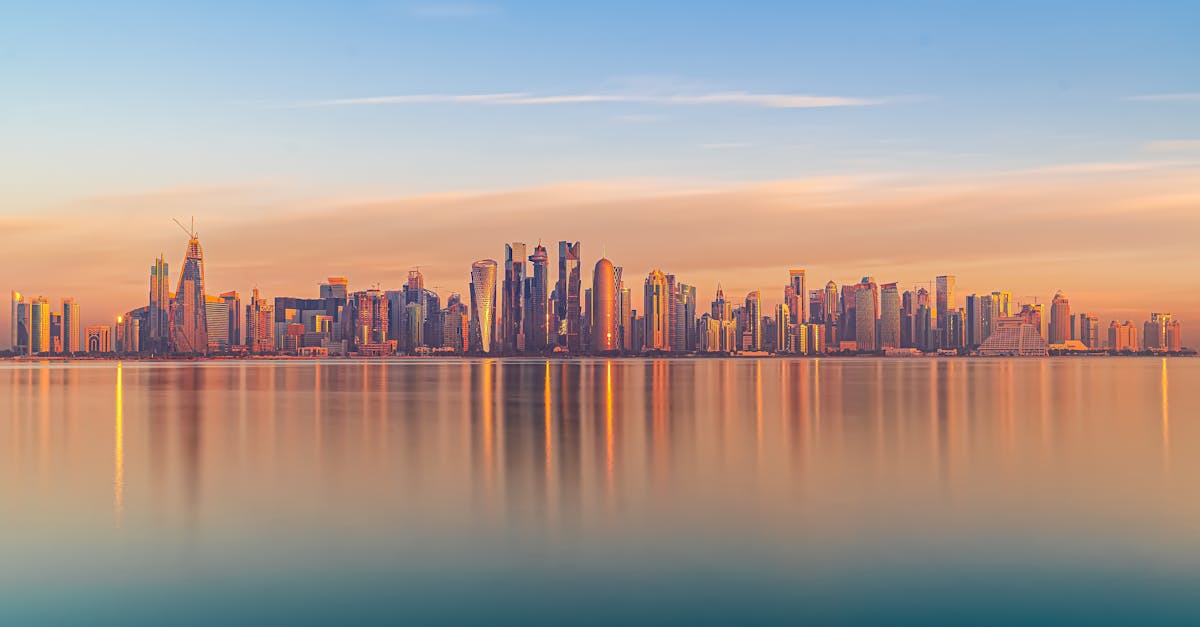 découvrez le qatar, un pays riche en culture et en innovation, où modernité et tradition se rencontrent. explorez ses paysages désertiques, ses villes dynamiques comme doha, et sa gastronomie unique. plongez dans l'hospitalité qatarienne et vivez une expérience inoubliable.