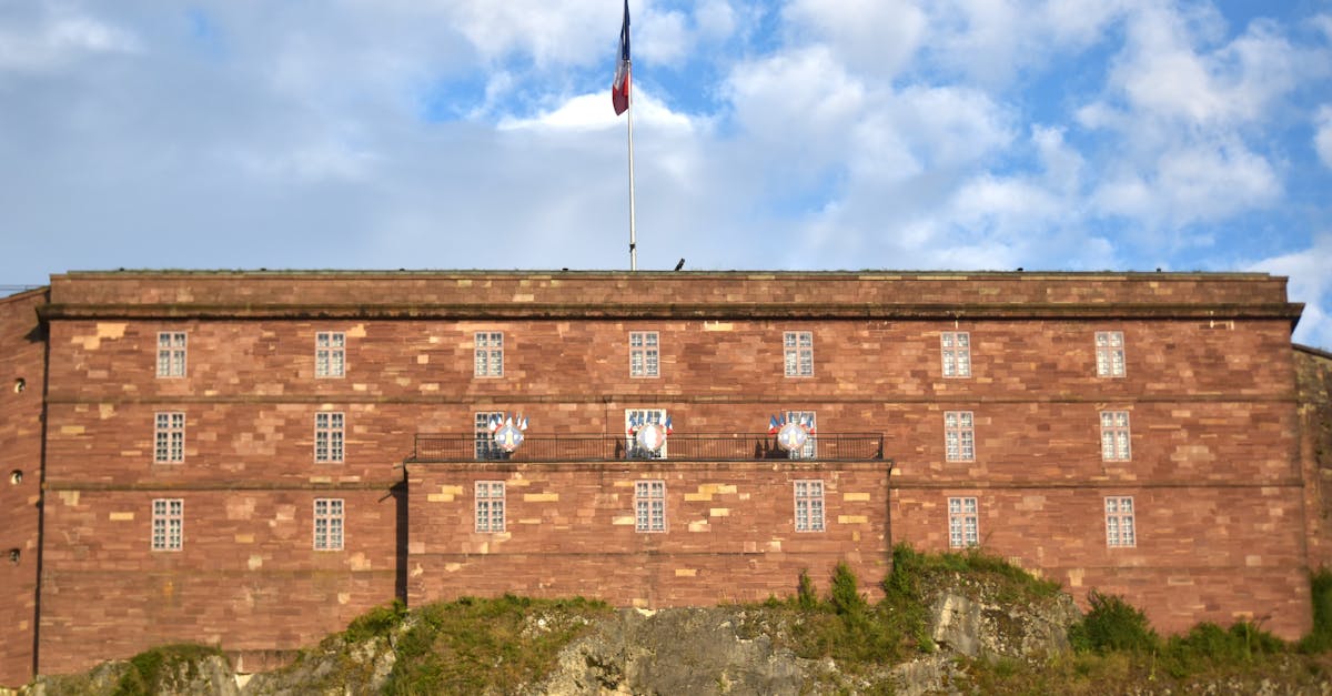 découvrez belfort, une ville au riche patrimoine historique et culturel, célèbre pour sa forteresse emblématique, ses paysages pittoresques et son ambiance conviviale. explorez ses monuments, profitez de ses événements locaux et laissez-vous séduire par la beauté de cette ville à taille humaine.