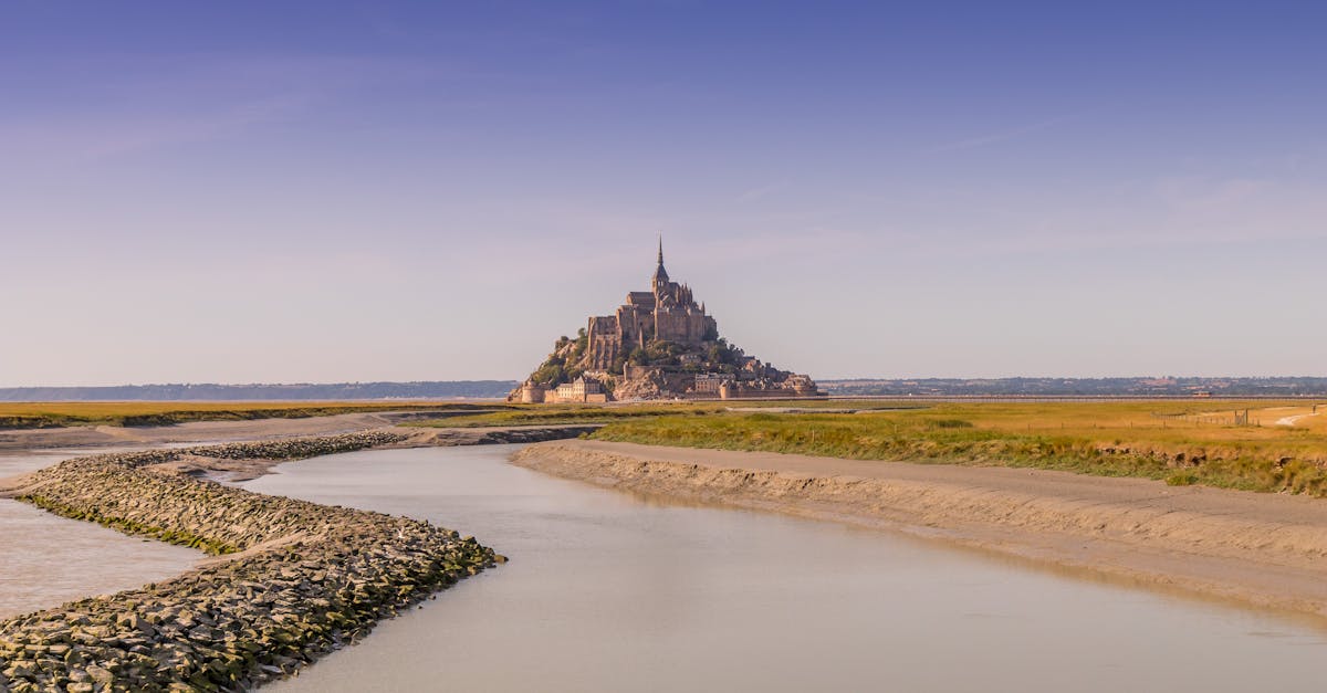 découvrez l'univers d'amélie, une jeune femme rêveuse et pétillante, dont l'imaginaire débordant transforme le quotidien en un voyage enchanteur. suivez ses aventures enrichissantes et son parcours touchant à travers paris, mêlant amour, amitié et magie du quotidien.